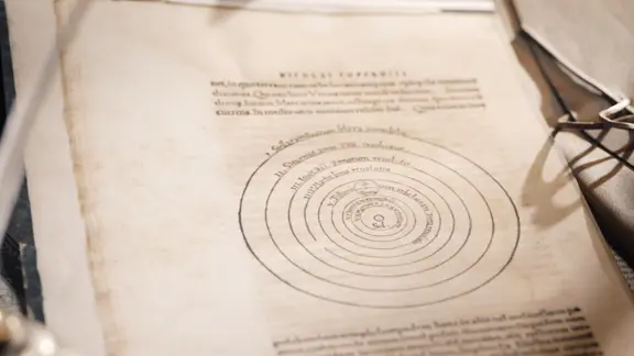 Eine Buchseite skizziert eine heliozentrische Anordnung der Planeten.