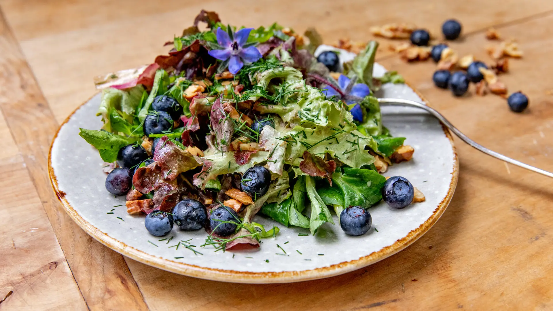 Bunter Salat mit Blaubeeren, Nüssen und Dill