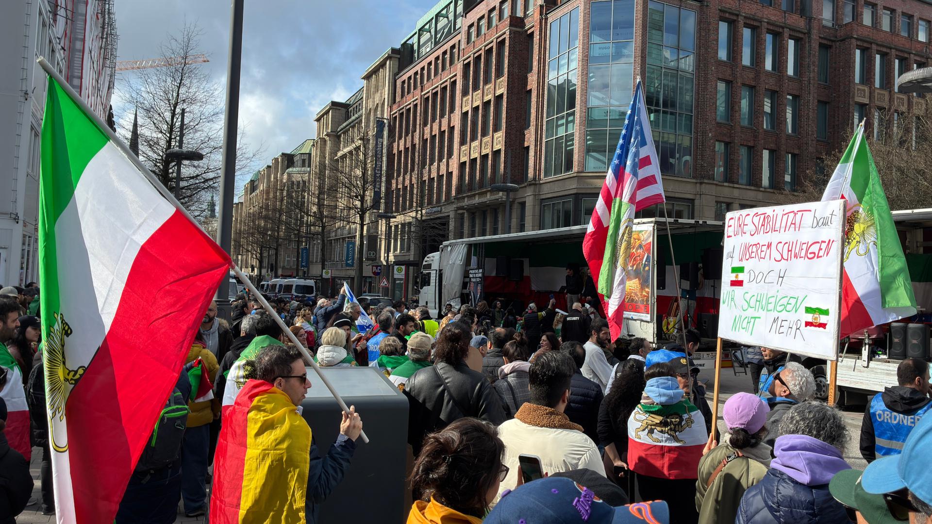 „Freiheit für Iran“: Tausende Menschen demonstrieren in Hamburg