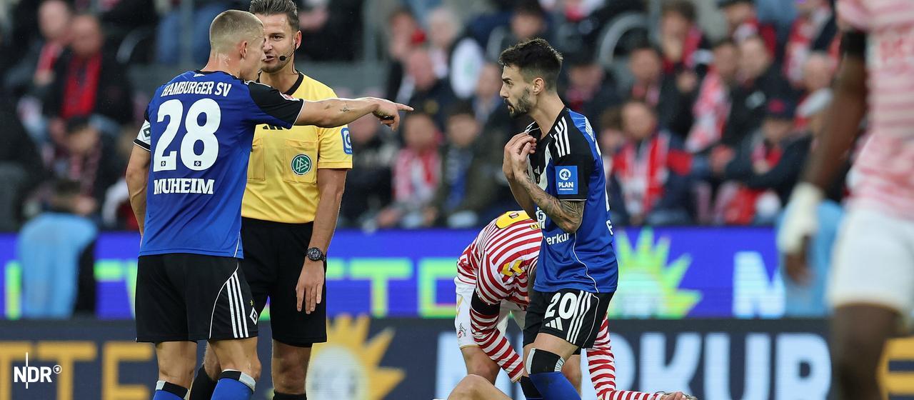 Hamburglu Miro Muheim (solda) ve Fabio Vieira (sağda) hakem Daniel Schlager ile tartışıyor.