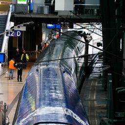 Eine Oberleitung liegt auf einem Zug