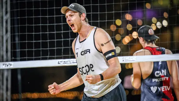 Nils Ehlers ballt jubelnd die Fäuste. | volleyballworld Nils Ehlers ballt jubelnd die Fäuste.