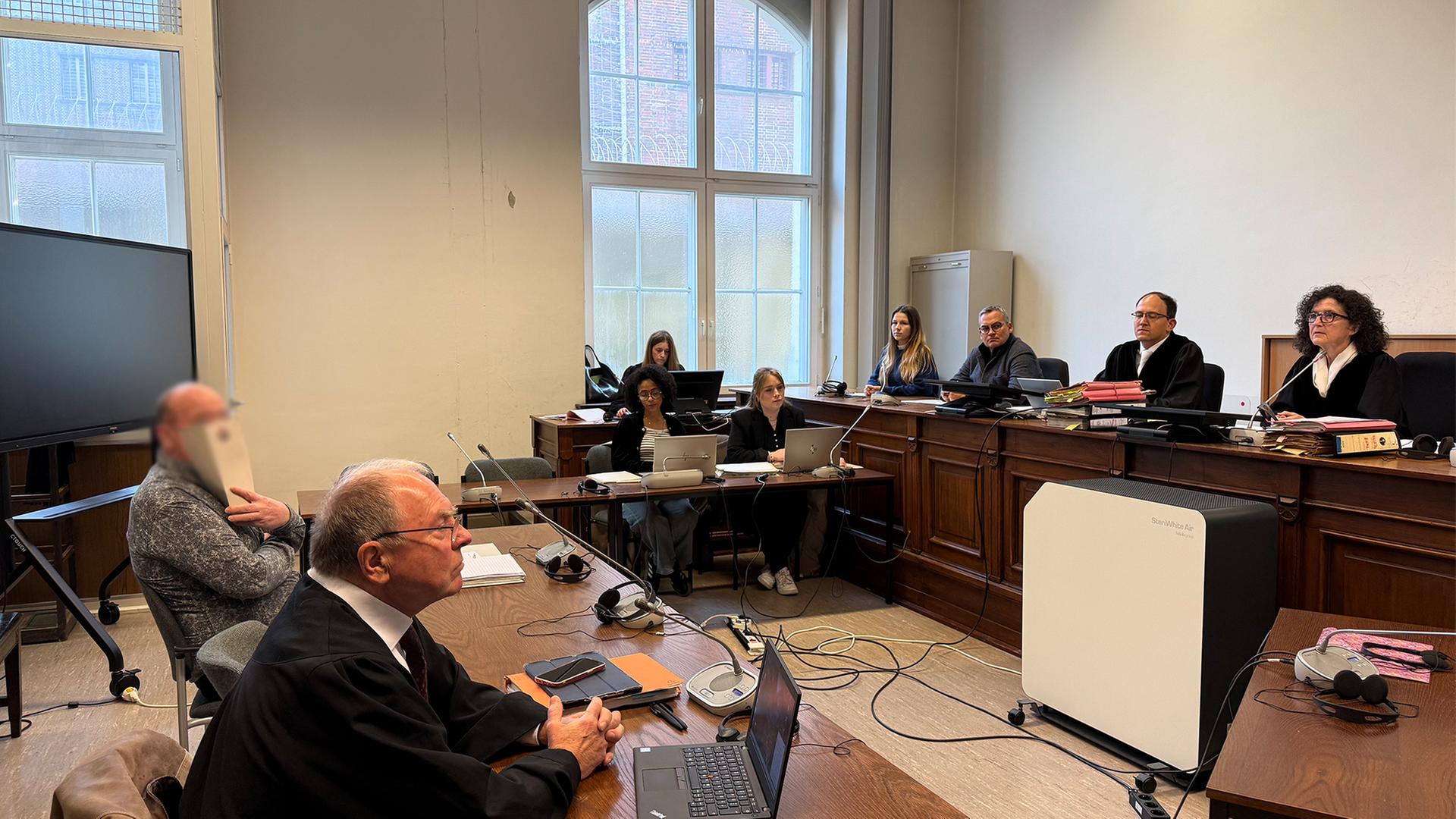 Ein Angeklagter und sein Anwalt sitzen in Hamburg vor Gericht. | NDR/Elke Spanner