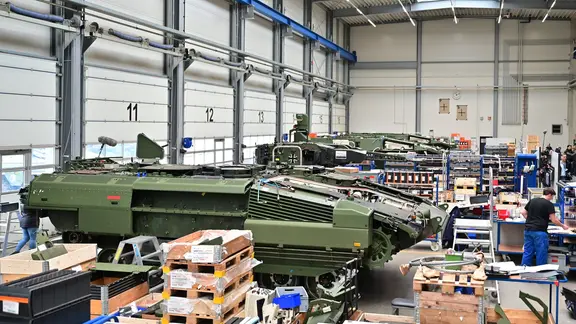 In einer Produktionshalle des Rüstungskonzerns Rheinmetall stehen Schützenpanzer Puma.
