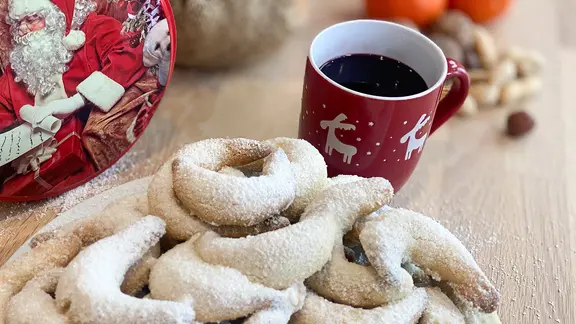 Vanillekipferl mit Holunder-Birnen-Punsch