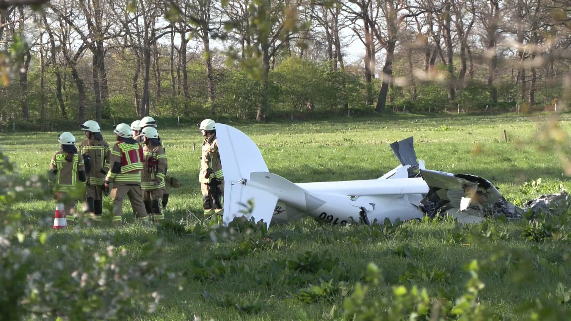 Das Wrack eines abgestürzten Kleinflugzeugs in Hatten | Nord-West-Media TV
