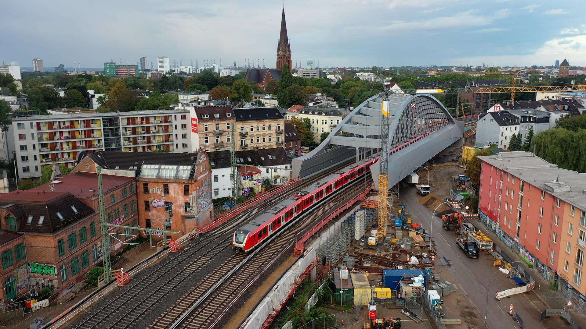 Eine S-Bahn fÃ¤hrt Ã¼ber die neue SternbrÃ¼cke in Hamburg-Altona. | DB / Jonas WreschÂ 