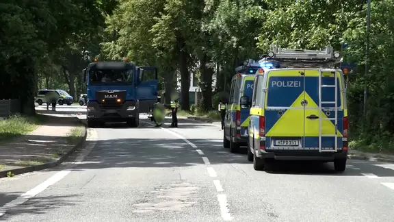 Einsatzkräfte der Polizei sichern eine Unfallstelle. | TeleNewsNetwork Einsatzkräfte der Polizei sichern eine Unfallstelle.