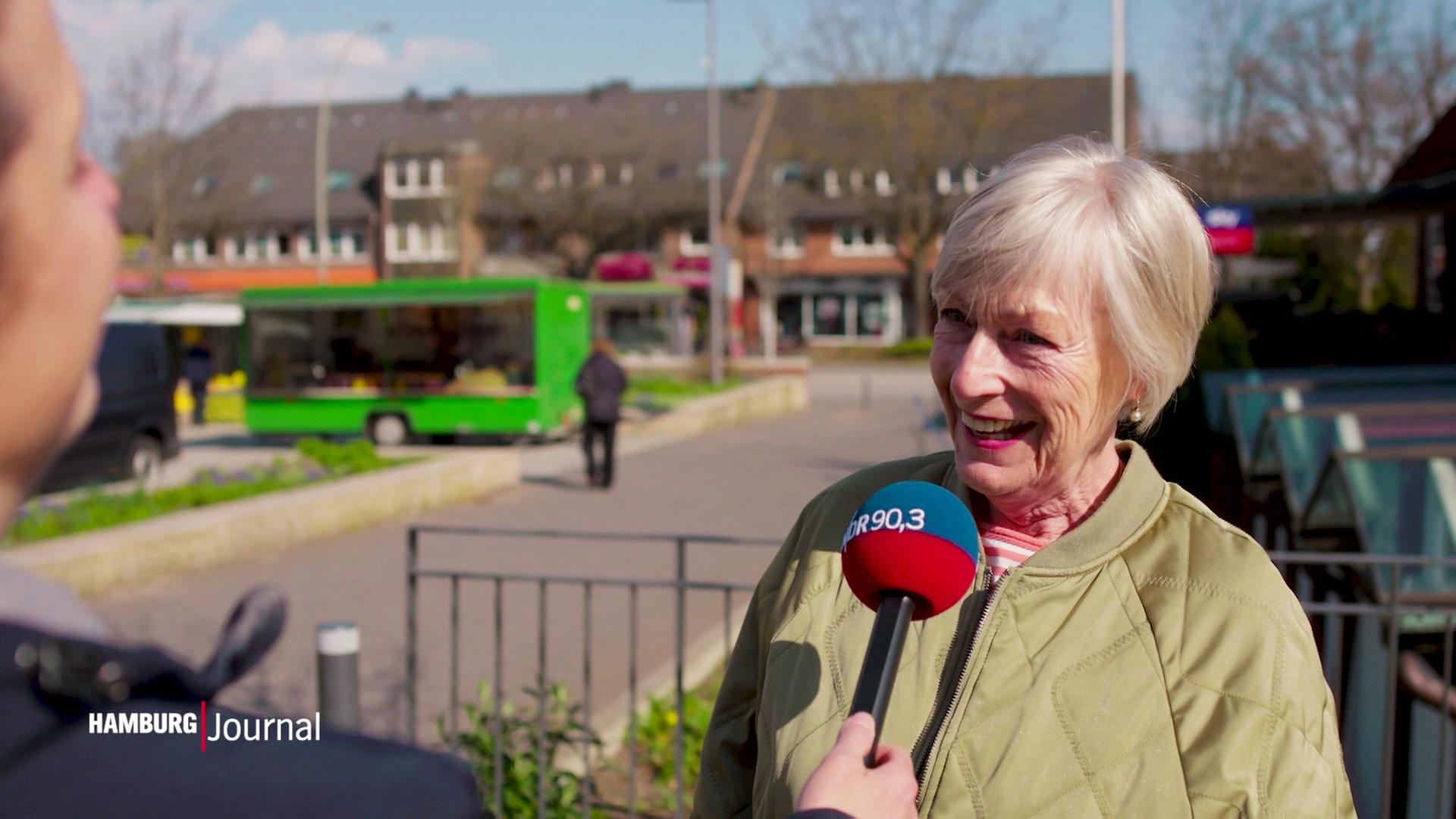 Eine Seniorin wird auf der Straße befragt. | Screenshot