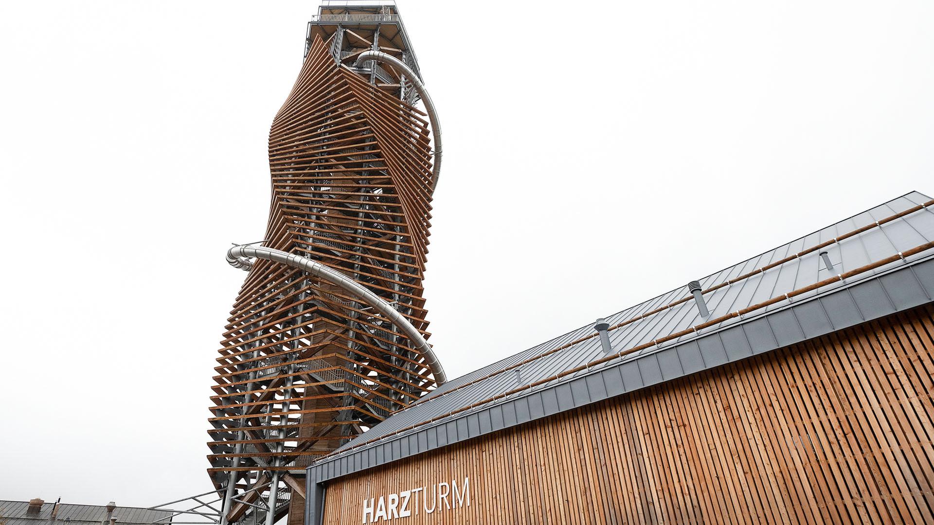 Der Harzturm (Torfhaus) vor grauem Himmel. | dpa-Bildfunk, Swen Pförtner