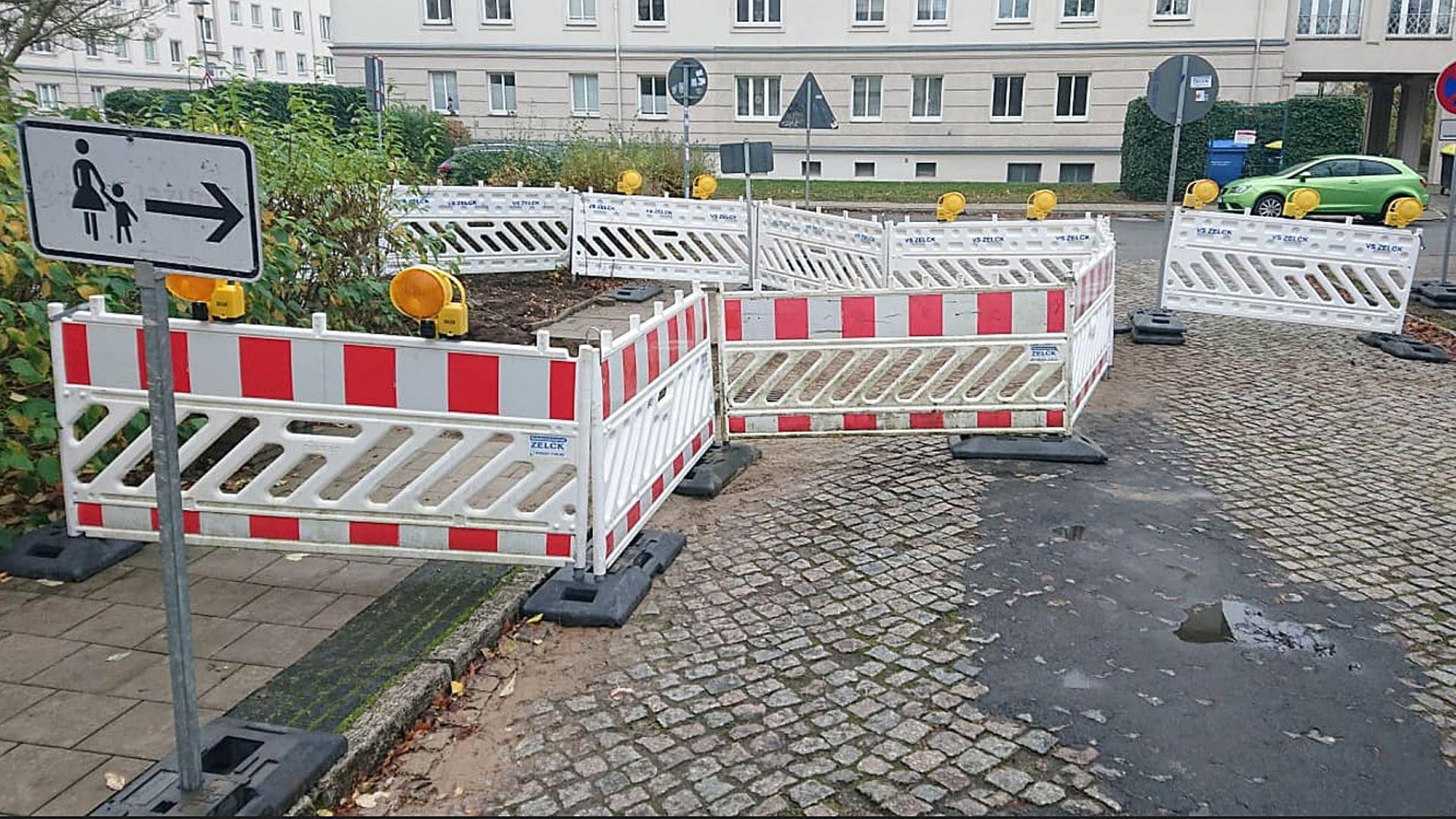 Rostock: Fahrradfahrerin stürzt in Loch auf Gehweg
