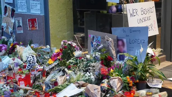 Auf einem Bürgersteig in Oldenburg werden Blumen, Kerzen und Briefe für Lorenz aufgestellt.
