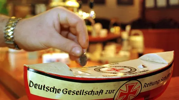 Es wird eine Münze in die Spendenbüchse der Seenotretter geworfen. Mediennummer: 5498785