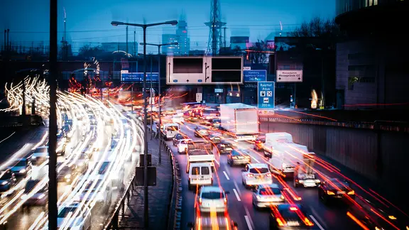 Verschwommene Lichter von Autos auf einer Autobahn