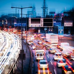Verschwommene Lichter von Autos auf einer Autobahn