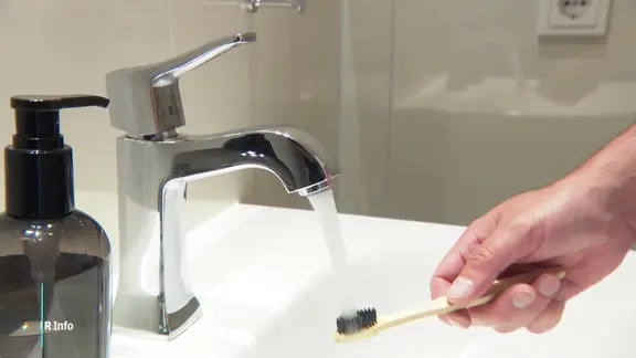 Wasser fließt aus einem Wasserhahn.