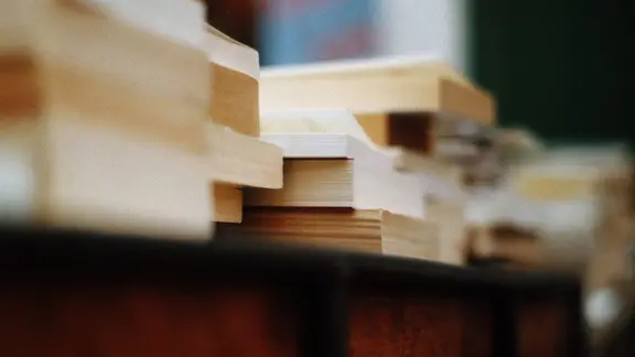 Κοντινό πλάνο κλειστών βιβλίων. | photocase.de, John Dow Κοντινό πλάνο κλειστών βιβλίων.