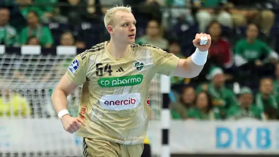 Hannovers Handballer Justus Fischer ballt die Faust
