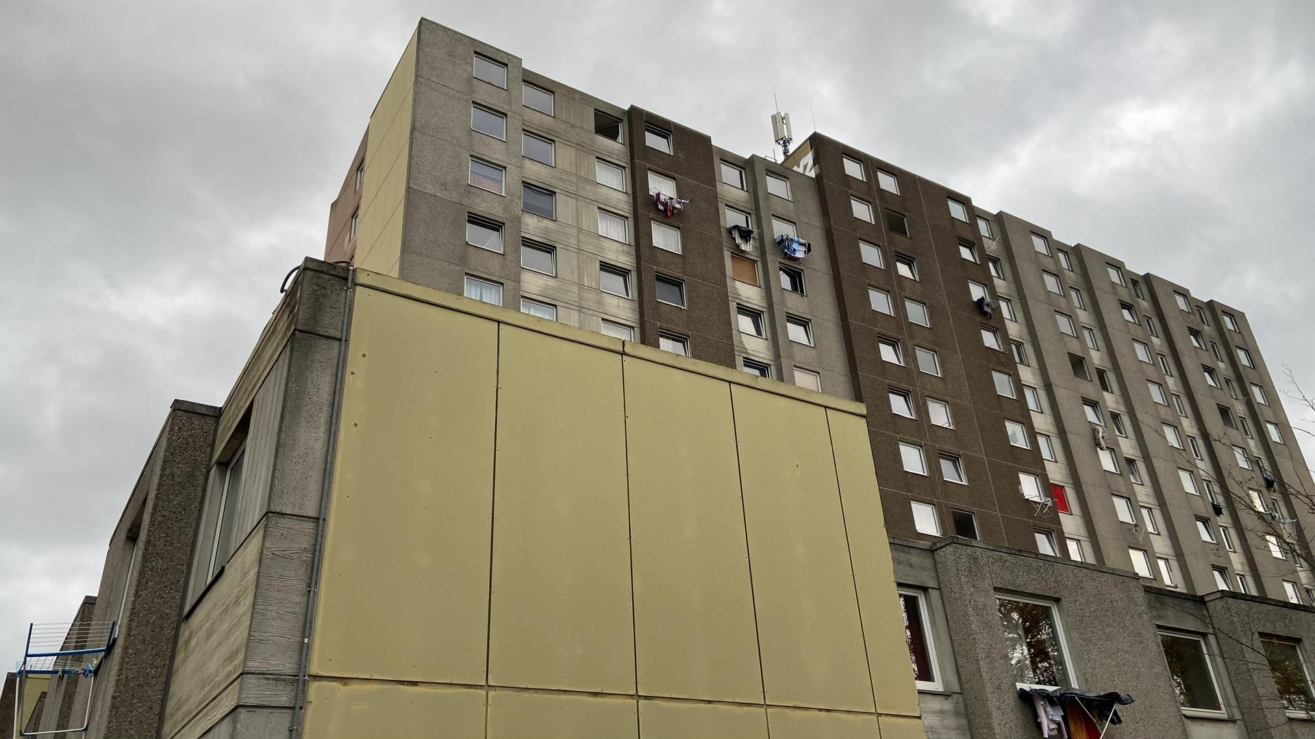 Ein maroder Wohnblock in Göttingen mit Müll auf dem Hof | NDR