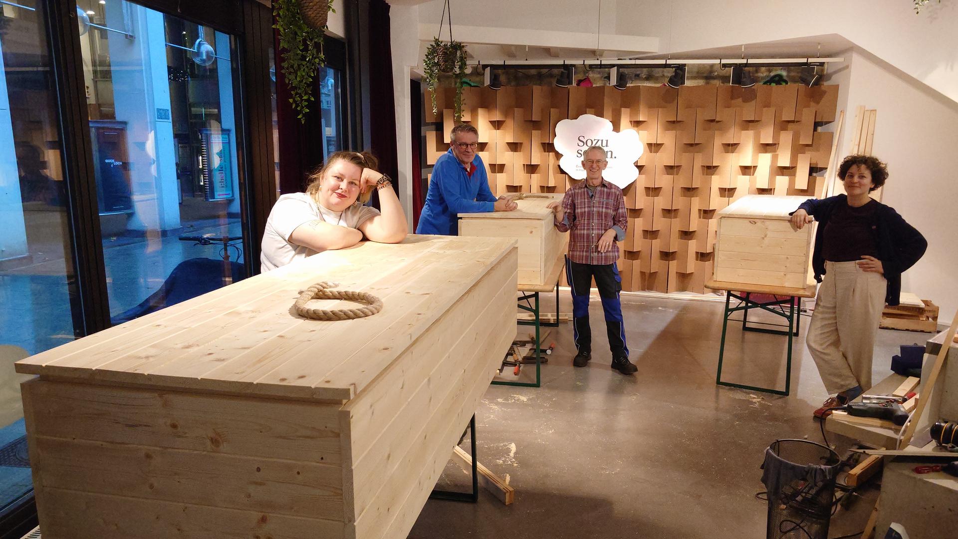 Menschen nehmen an einem Sargbau-Workshop teil.  | NDR, Marco Schulze