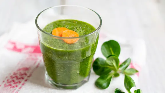 Smoothie mit Möhre und Feldsalat in einem Glas