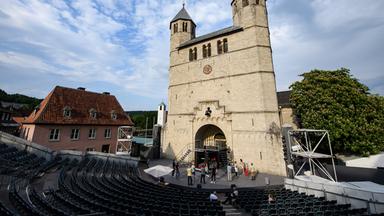 Schauspieler proben vor der Stiftskirche in Bad Gandersheim.