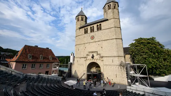 Schauspieler proben vor der Stiftskirche in Bad Gandersheim.