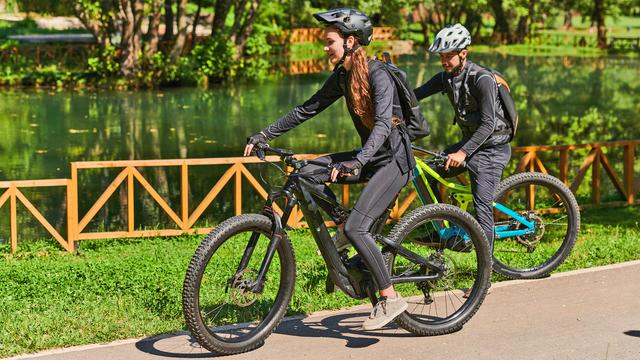 Rauf aufs (E-)Bike: Gesund radeln, sicher ankommen