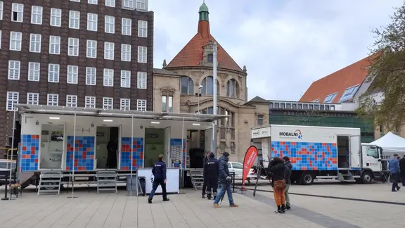 Mobile Badezimmer stehen in Hannovers Innenstadt.