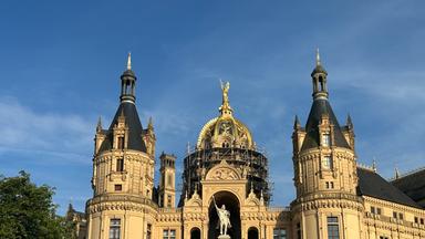 Die Prunkkuppel am Schweriner Schloss eingerüstet.