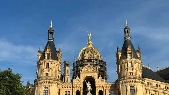 Die Prunkkuppel am Schweriner Schloss eingerüstet.