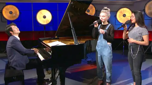 Die S!sters singen ihren Song "Sister" und werden von dem Pianisten Lang Lang begleitet.