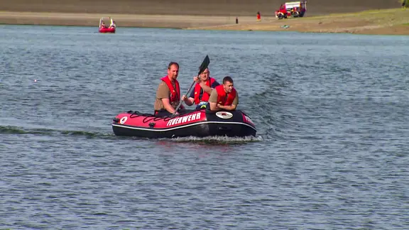 Feuerwehrleute suchen nach einem Mann in der Innerstetalsperre.