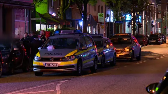 Polizisten in einer Mission nach einer Schießerei im Phoenix-Distrikt in Hamburg-Harburg.