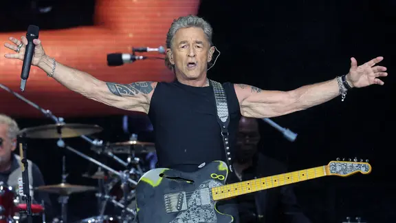 Peter Maffay mit ausgebreiteten Armen auf der Bühne