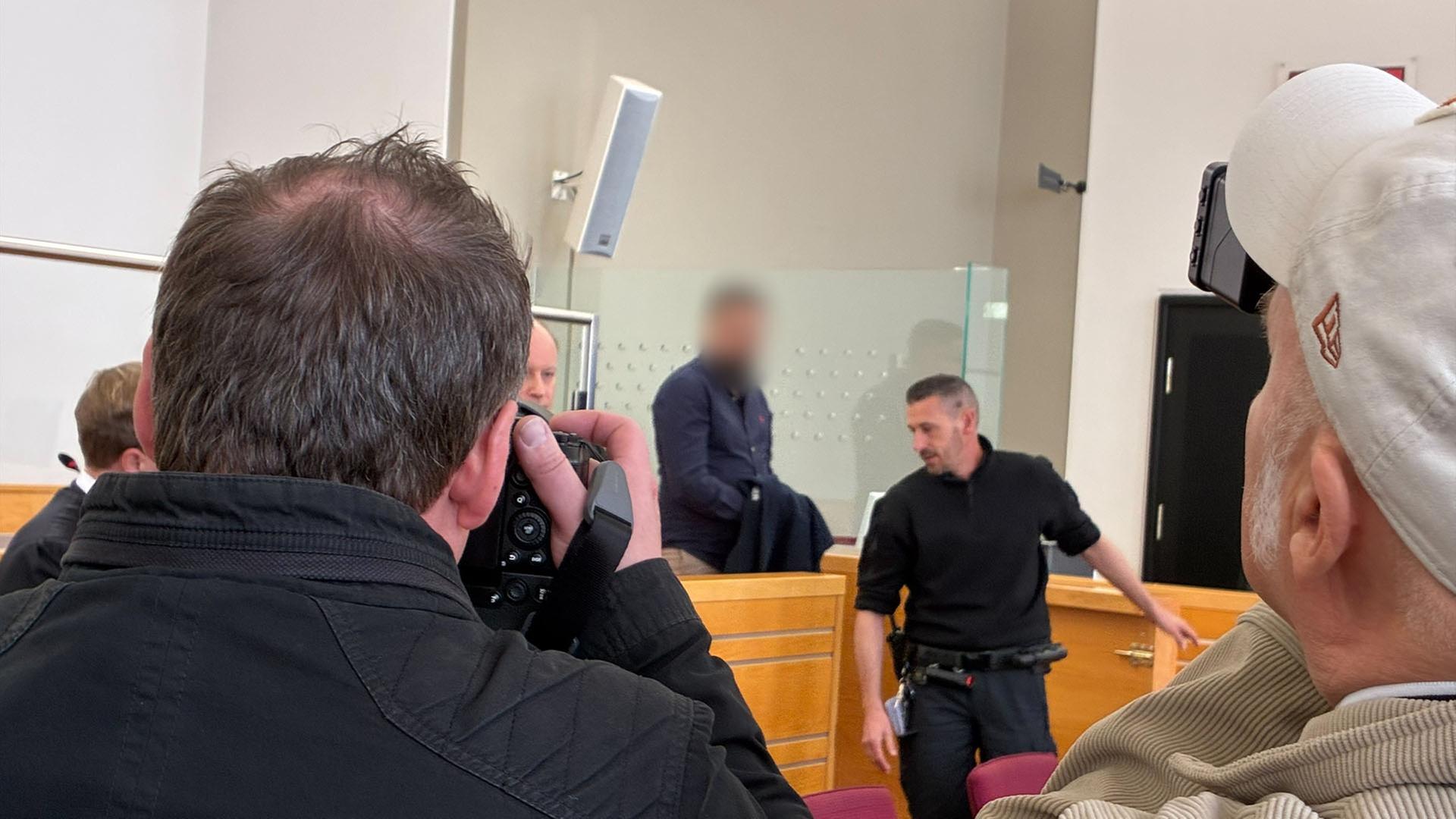 Der angeklagte Yashar G. steht im Gerichtssaal des Landgerichts Hannover. | NDR, Claudia Wohlsperger