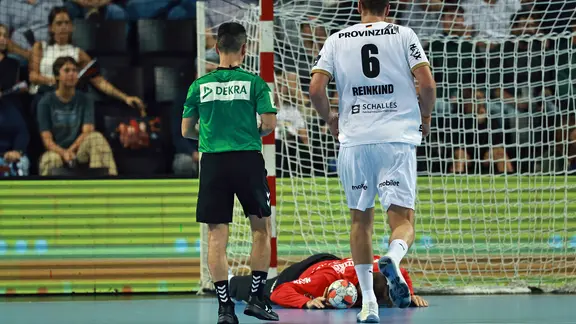THW-Torwart Andreas Wolff verletzte sich kurz vor der Pause und blieb am Boden. | IMAGO / PsnewZ Spielszene des THW Kiel bei Montpellier HB: Andreas Wolff liegt am Boden.