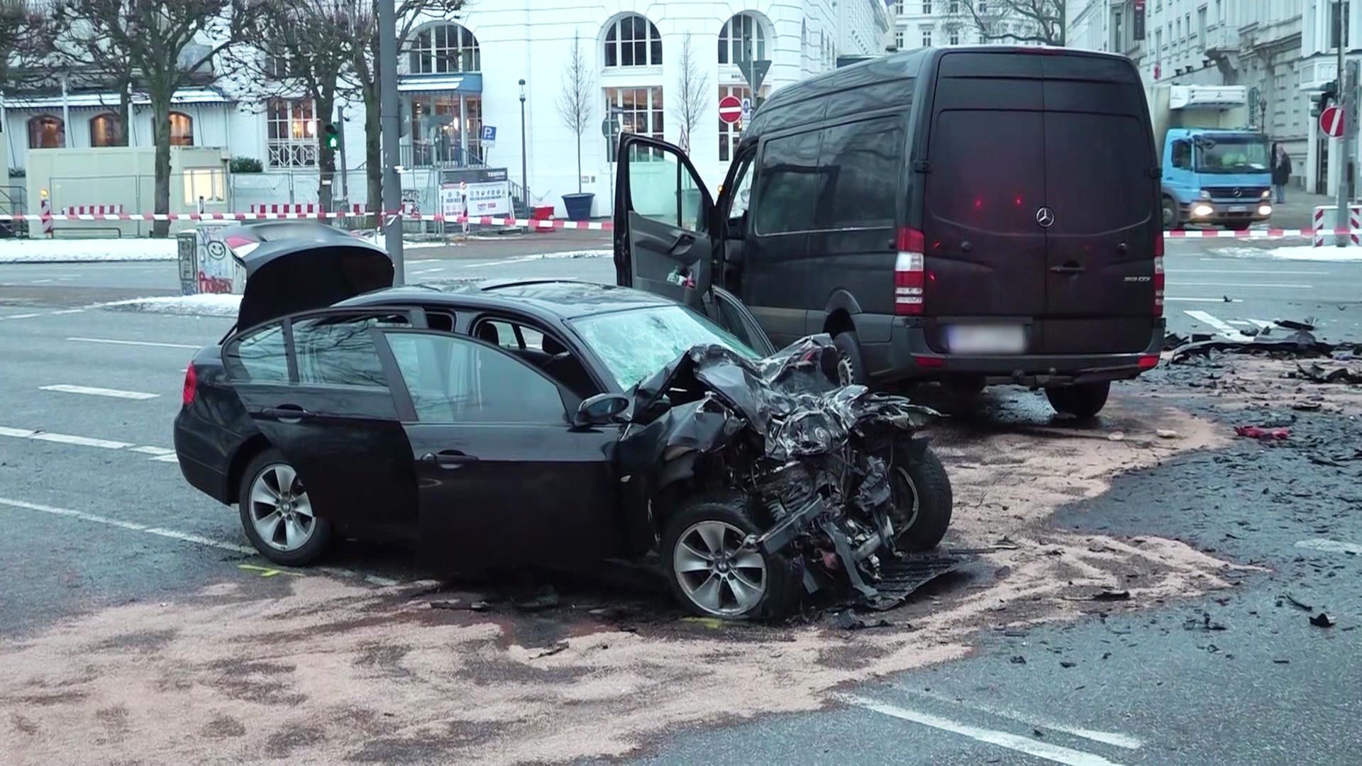 Zwei zerstörte Autos stehen nach einem Unfall auf einer Kreuzung. | Screenshot