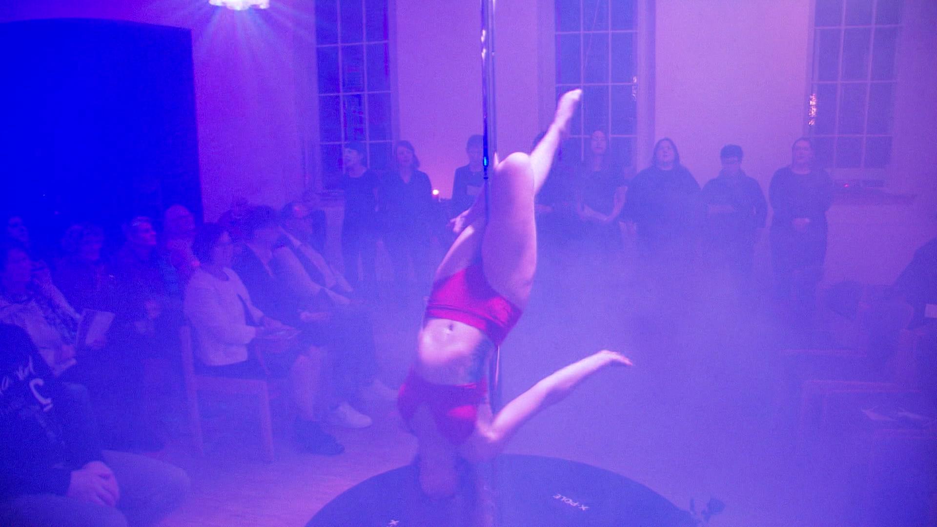 Eine Frau tanzt Poledance in einer Kirche. | NDR