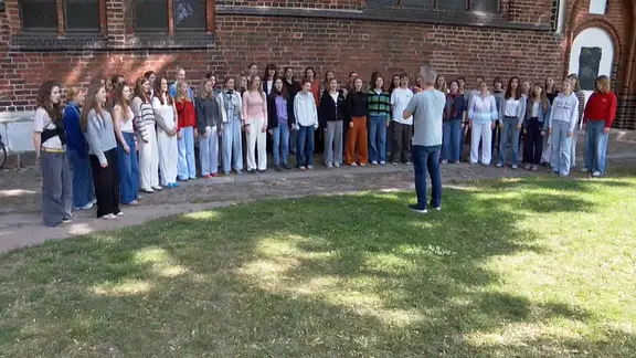 Mädchenchor Hannover steht auf der Bühne