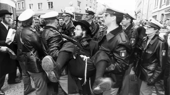 Die Hamburger Polizei beendet am 29.04.1992 einen Sitzstreik orthodoxer Juden in der Großen Rainstraße am früheren jüdischen Friedhof in Ottensen.