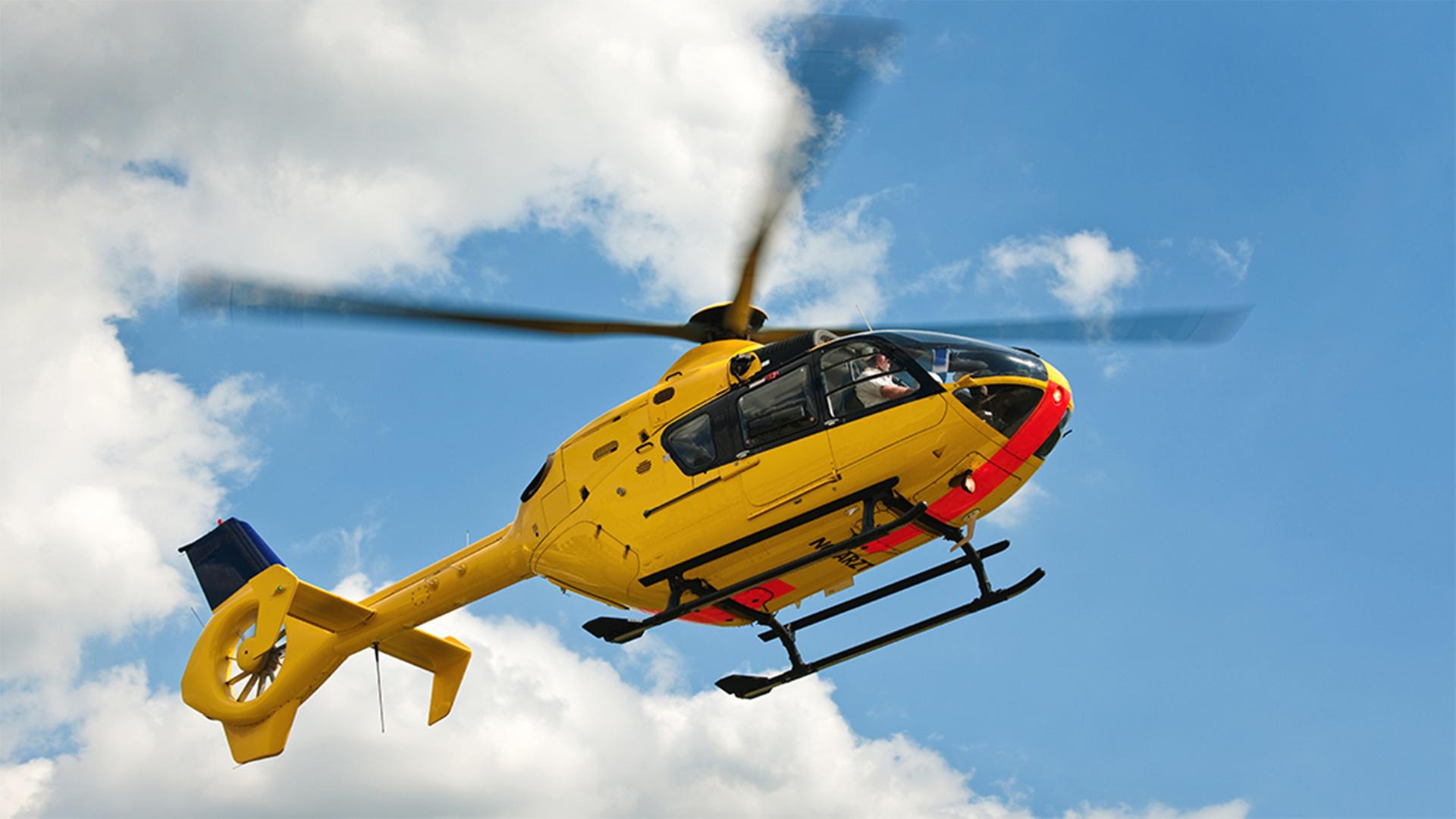 Ein Rettungshubschrauber im Flug. | Fotolia, Fotolia