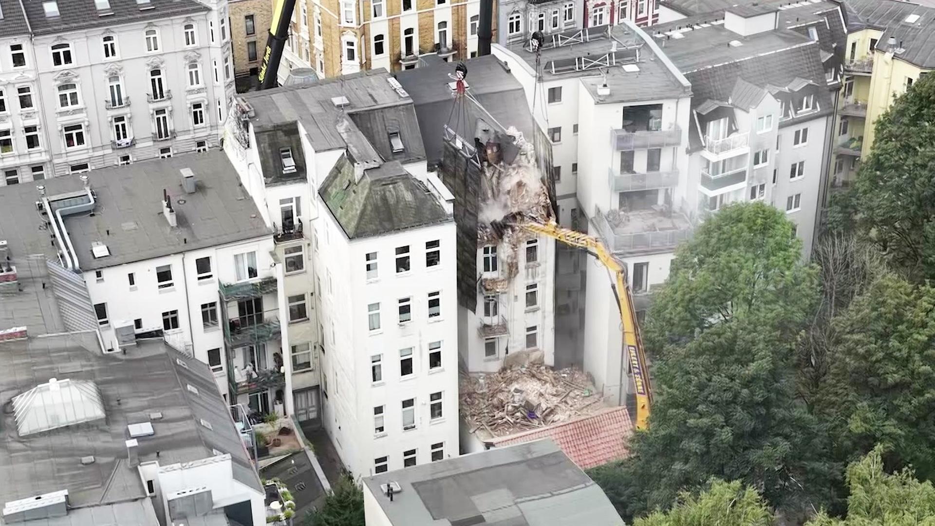 Abriss des einsturzgefährdeten Hauses in Holstenstraße läuft Abriss des einsturzgefährdeten Hauses in Holstenstraße läuft