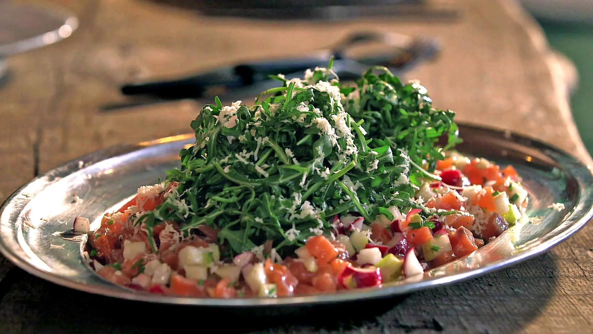 Tatar vom geräucherten Lachs mit Kräutersalat | ndr.de