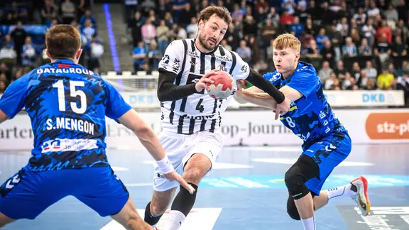 Kiels Domagoj Duvnjak setzt sich gegen die Stuttgarter Abwehr durch.