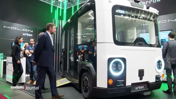 Ein Roboter Fahrzeug auf einer Messe.
