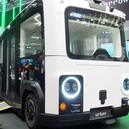Ein Roboter Fahrzeug auf einer Messe.