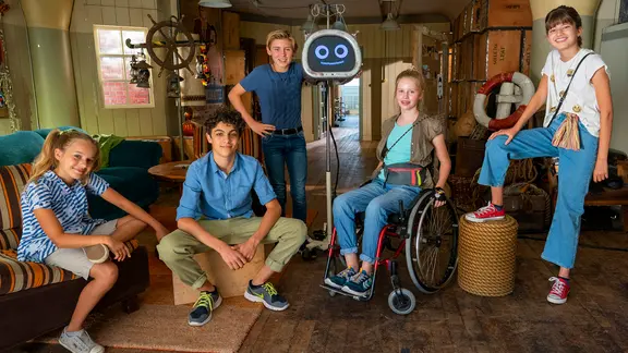 Die 11. Generation: Clarissa, Tarun, Jonny, der Roboter PK006, Pippa und Lou im Hauptquartier
