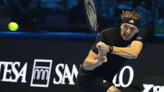 Alexander Zverev schlägt eine Rückhand.