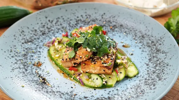 Gurkensalat mit geröstetem Tofu auf einem Teller serviert. | NDR, Florian Kruck Gurkensalat mit geröstetem Tofu auf einem Teller serviert.